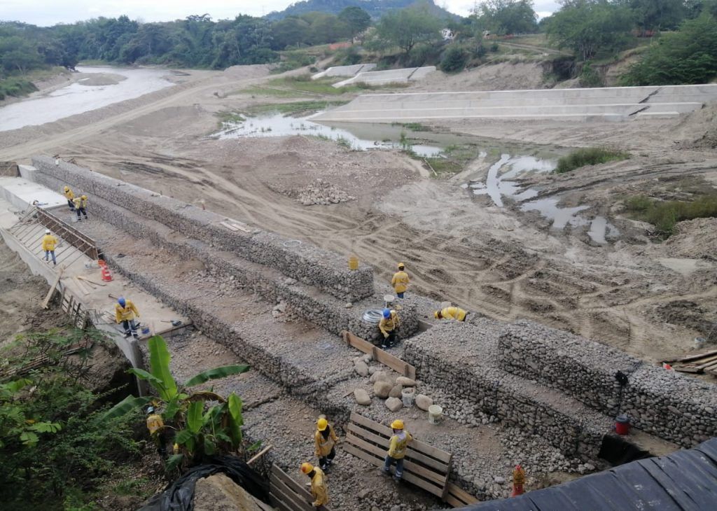 Obras civiles para protección de orillas del río Purnio