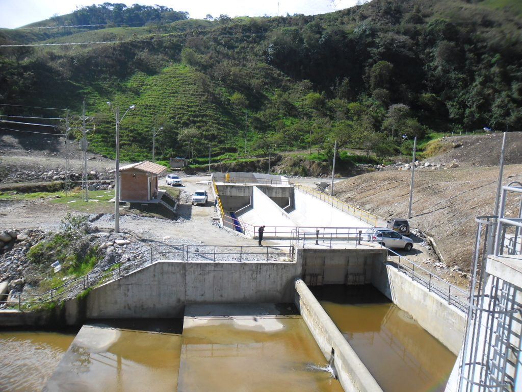 Construcción microcentral hidroeléctrica Montañitas