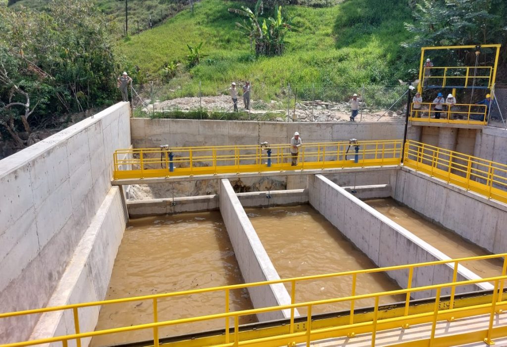 Construcción microcentral hidroeléctrica Caracolí